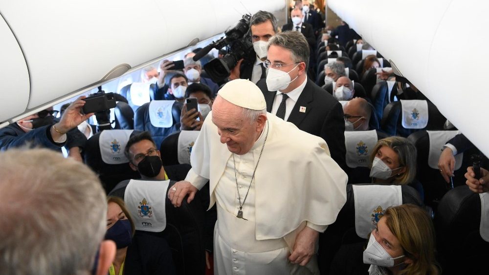 Papa Francisco conversa com jornalistas em voo 